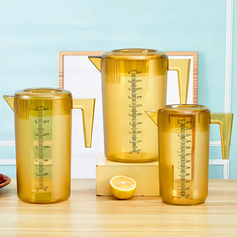 إبريق ماء بارد من البلاستيك المصفر أو الشفاف